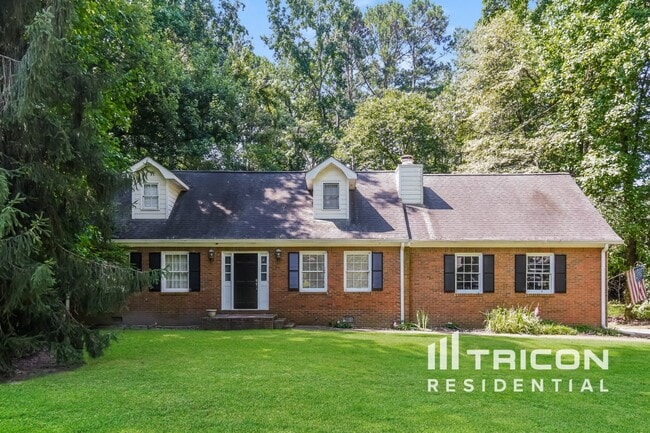 Building Photo - 476 Club View Dr