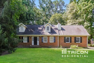 Building Photo - 476 Club View Dr