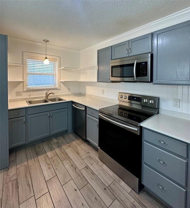 Foto del edificio - 813 Waverly St