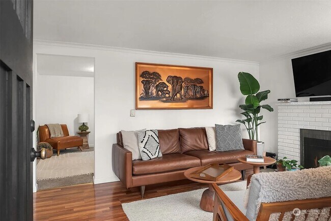 Foto del edificio - Bright & Charming 1Bed/1Bath + Den in Prim...