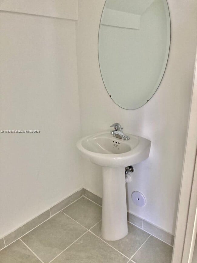 Foto del edificio - $2,700 1070 SE 26th Ter