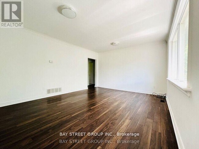 Photo du bâtiment - 72 Caines Ave