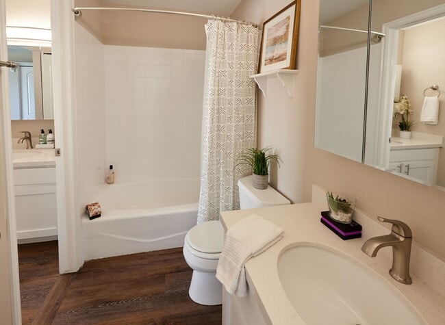 Building Photo - Riverside 1468-70