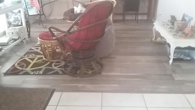 Building Photo - 992 SW McComkle Ave