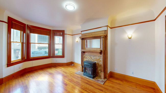 Building Photo - Large 4 BR x 1 Bath SOMA