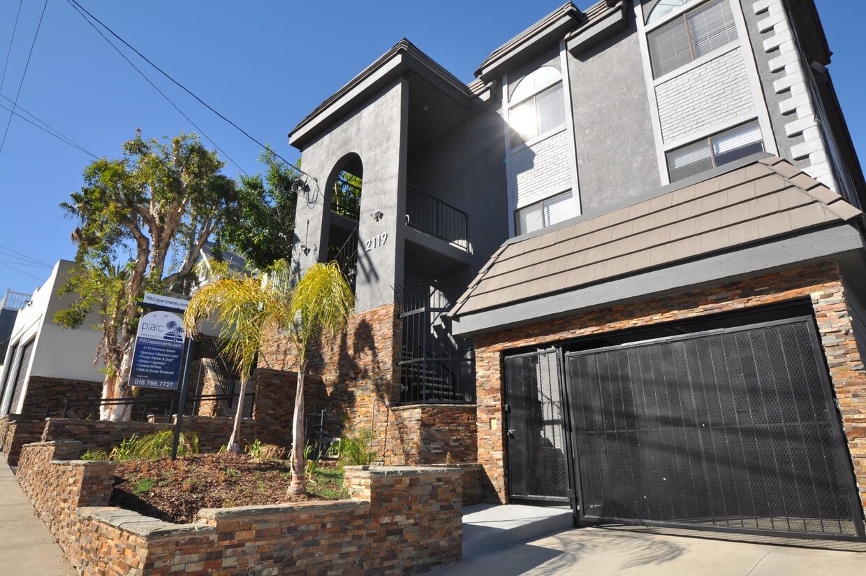 Foto principal - 2119 Elsinore St