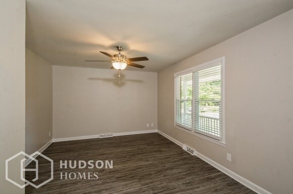 Foto del edificio - NOW AVAILABLE! - 5313 Coburg Ave, Charlott...