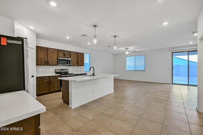 Foto del edificio - 25303 W Bowker St