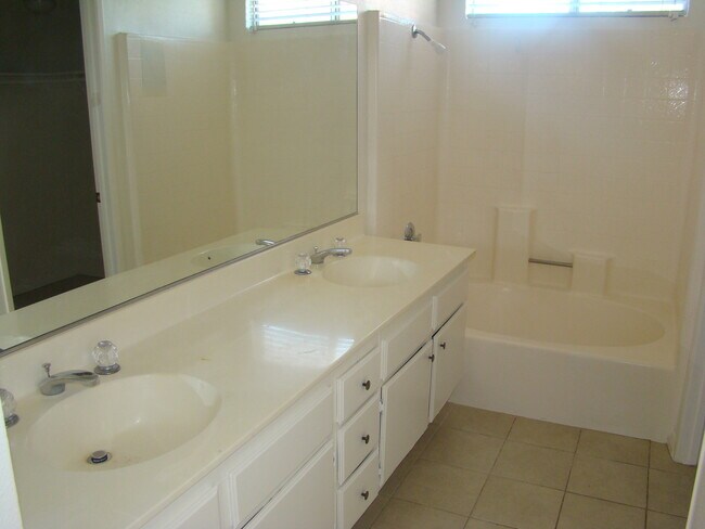 Building Photo - GREAT 5 BEDROOM HOUSE OFF LA MESA!