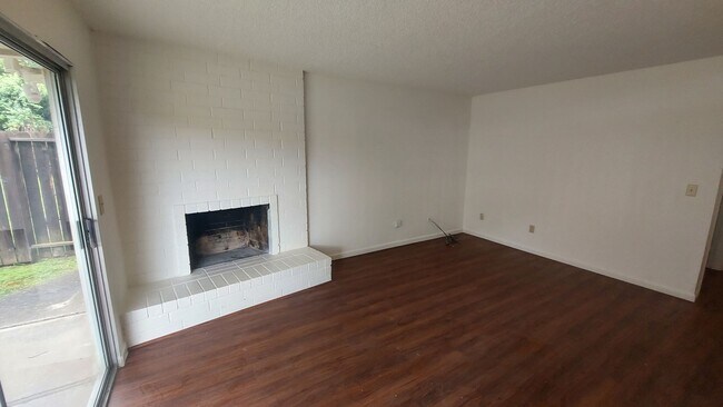 Foto del edificio - Spacious 4 bedroom, 3 bath home Tri-level in the Scottsdale East Area between Florin Rd and Gerbe...