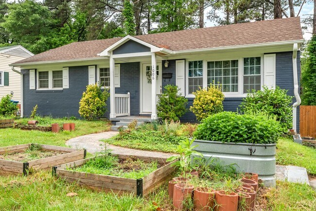 Building Photo - 3 bedroom, 2 bathroom ranch-style home in ...