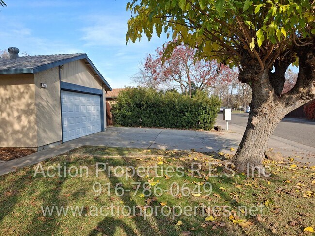 Foto del edificio - Antelope R.V. Parking, Single Story: Large Yard: RV Parking: 3 Bed, 2 Bath - Foothill Farms/Antelope