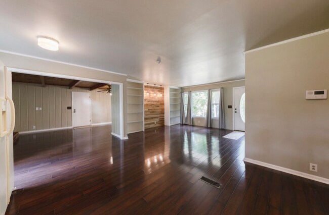 Building Photo - 107 Lakewood Dr