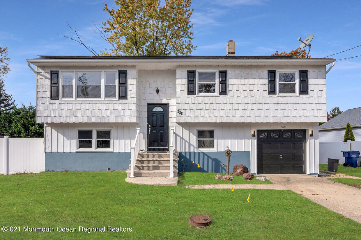 Primary Photo - 320 Windward Ave