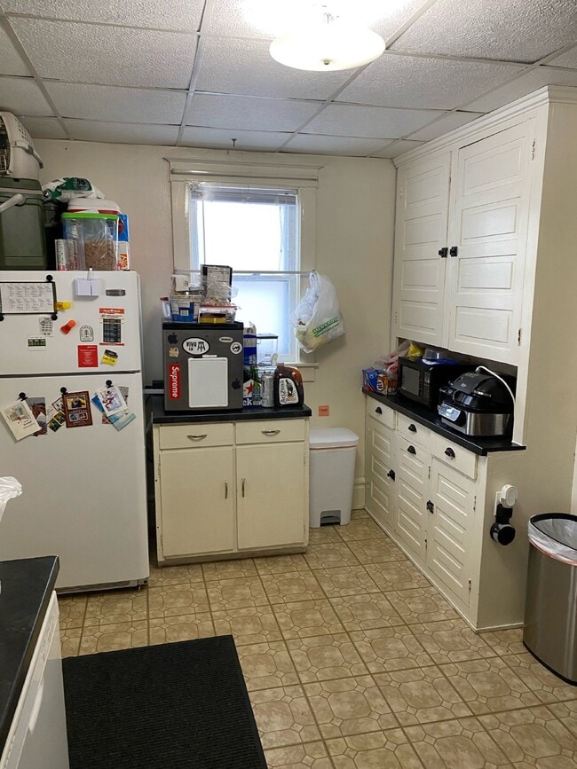 Building Photo - 3 bed 1 bath close to UWEC available June 1st!