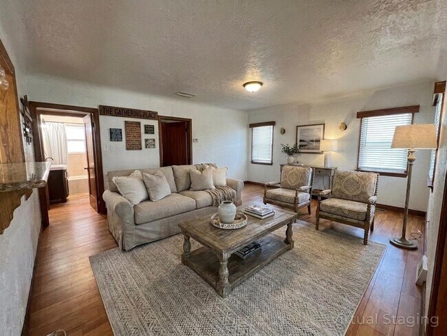 Building Photo - Charming 3 Bedroom 2 Bathroom, Long Beach Home for Lease!
