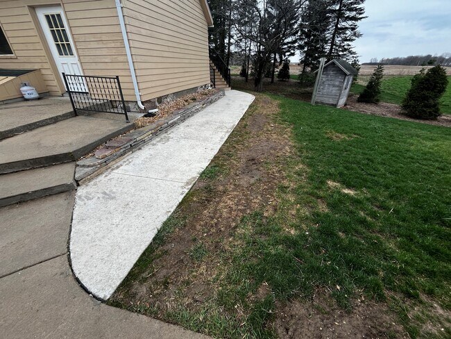 Entrance walkway - W9032 Brazelton Dr