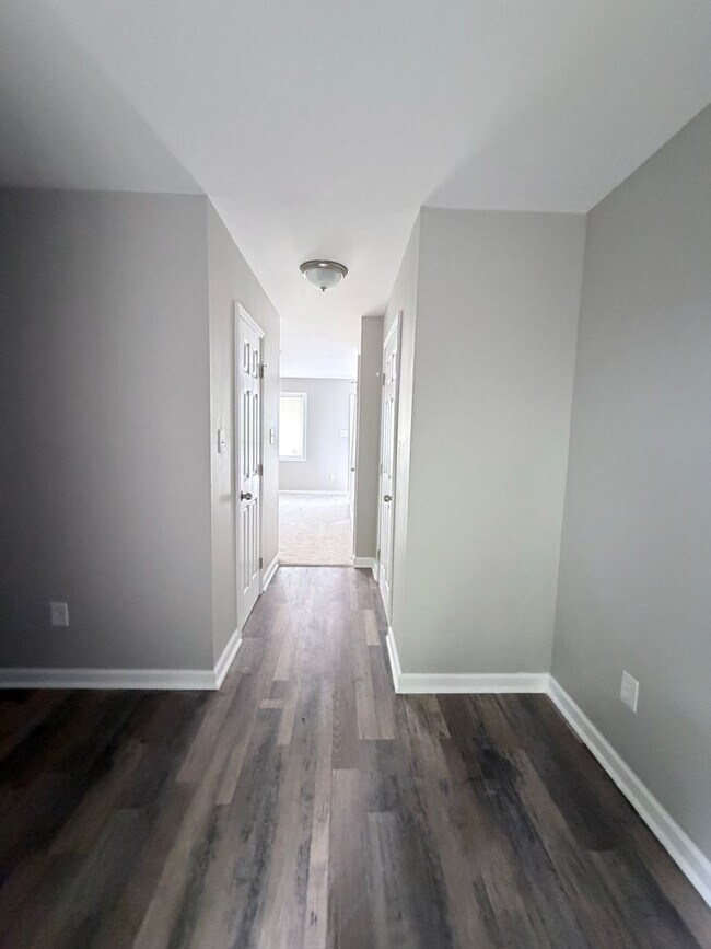 Building Photo - Newly Renovated 2-Bedroom Townhouse in a Prime Location!