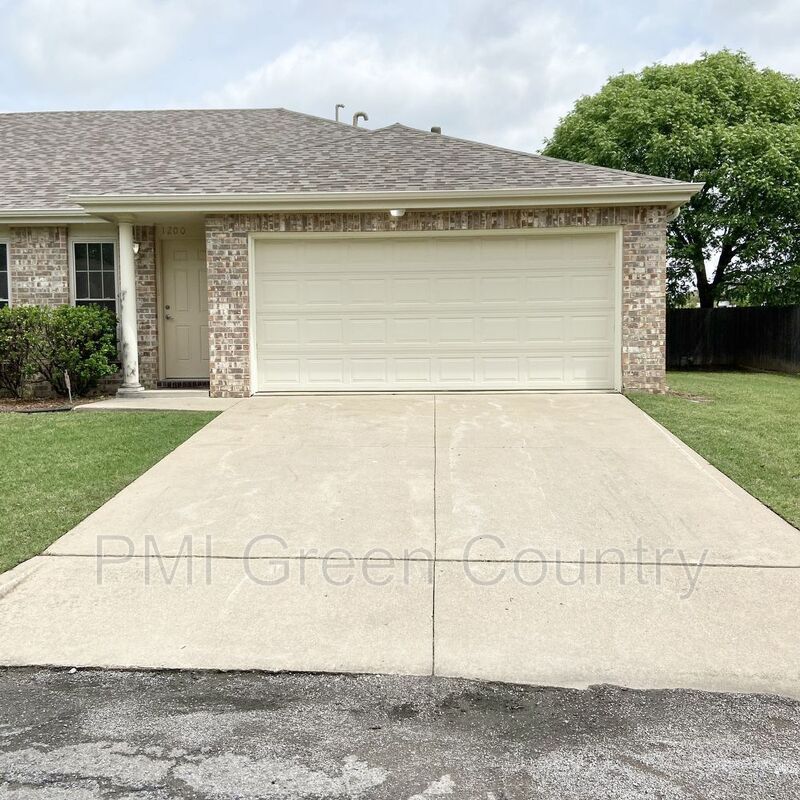 Primary Photo - 1200 W Jackson Ct