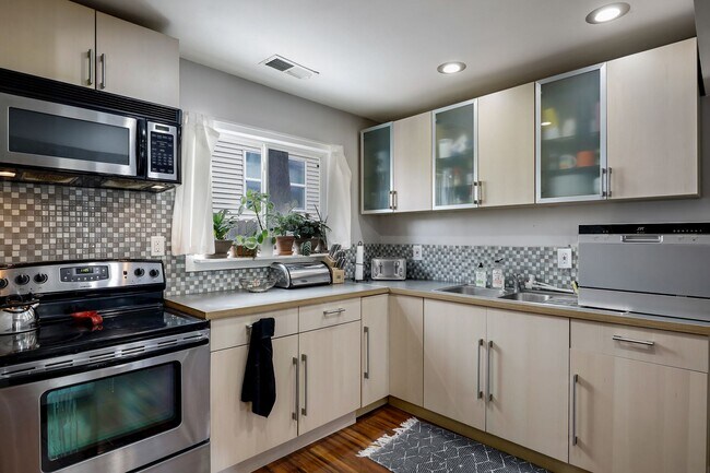 Foto del edificio - 1009 Lowry Ave NE
