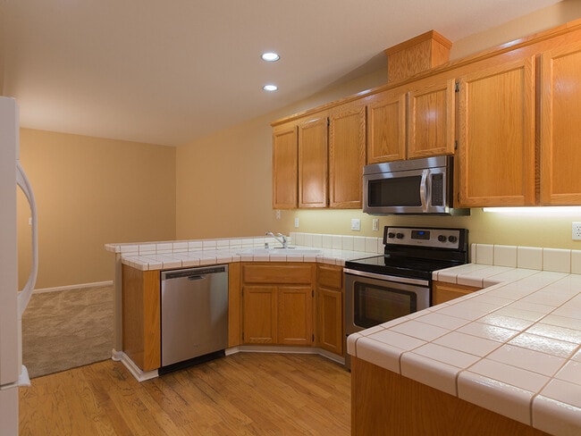 Building Photo - Lovely 3 Bedroom, 2.5 bath, 2-Car Garage, ...