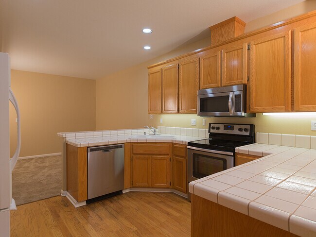 Foto del edificio - Lovely 3 Bedroom, 2.5 bath, 2-Car Garage, ...