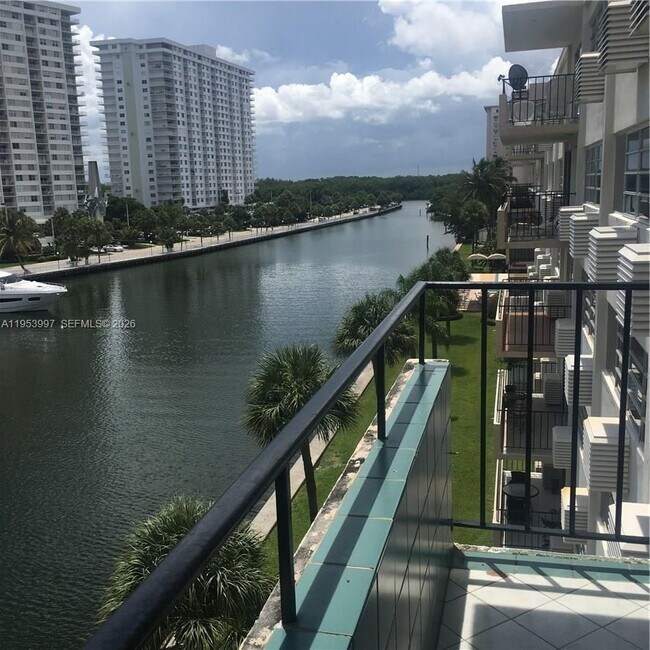 Foto del edificio - 220 Kings Point Dr