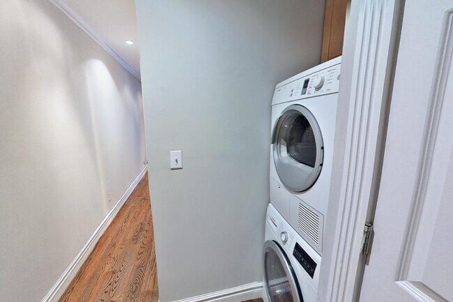 Building Photo - 219 E 23rd St