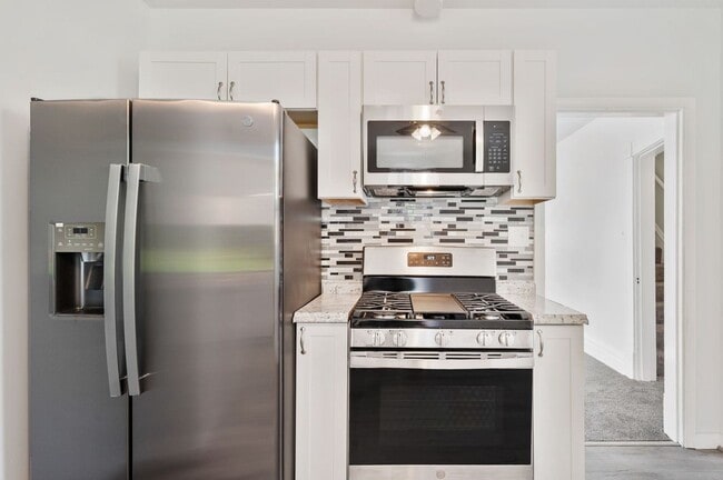 Building Photo - Newly Renovated 2 Bedroom Home With Bonus ...