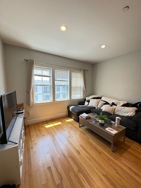 Foto del edificio - 387 W Broadway