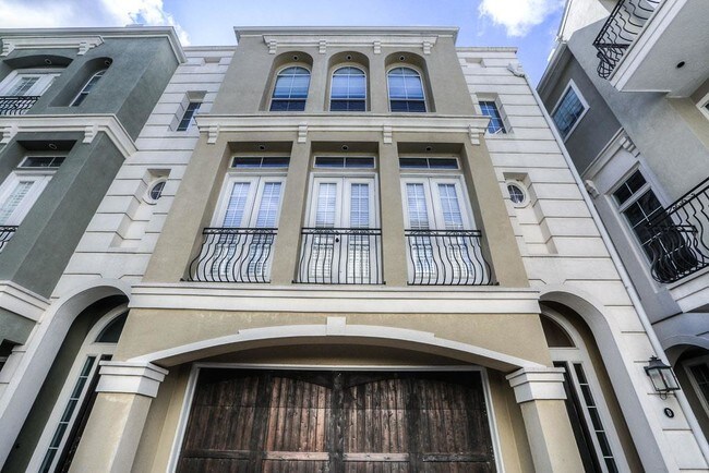 Foto del edificio - 1818 Binz St