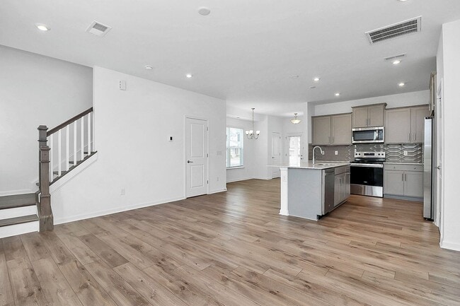 Foto del edificio - Beautiful three bedroom townhome