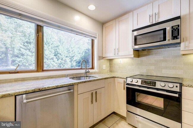 Foto del edificio - 6710 Persimmon Tree Rd