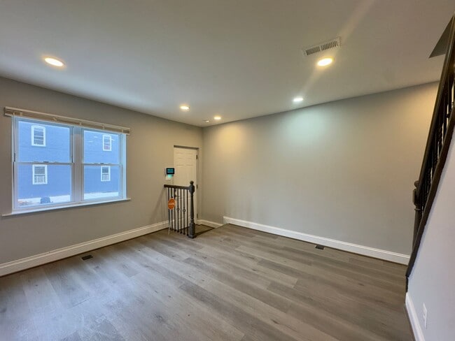 Foto del edificio - Fully-Renovated 3 Bedroom/2.5 Bathroom with In-Unit Laundry near Highlandtown, Baltimore, MD!