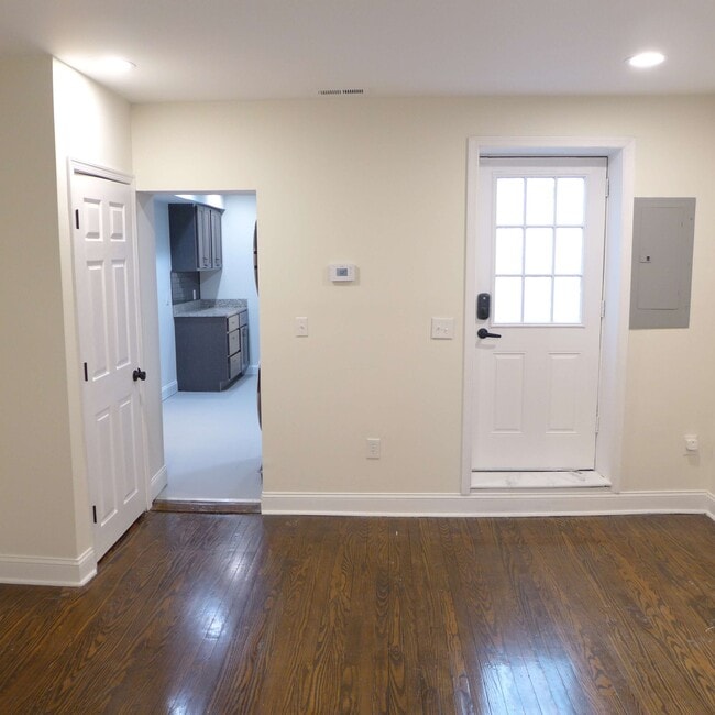 Building Photo - 1709 Bank St