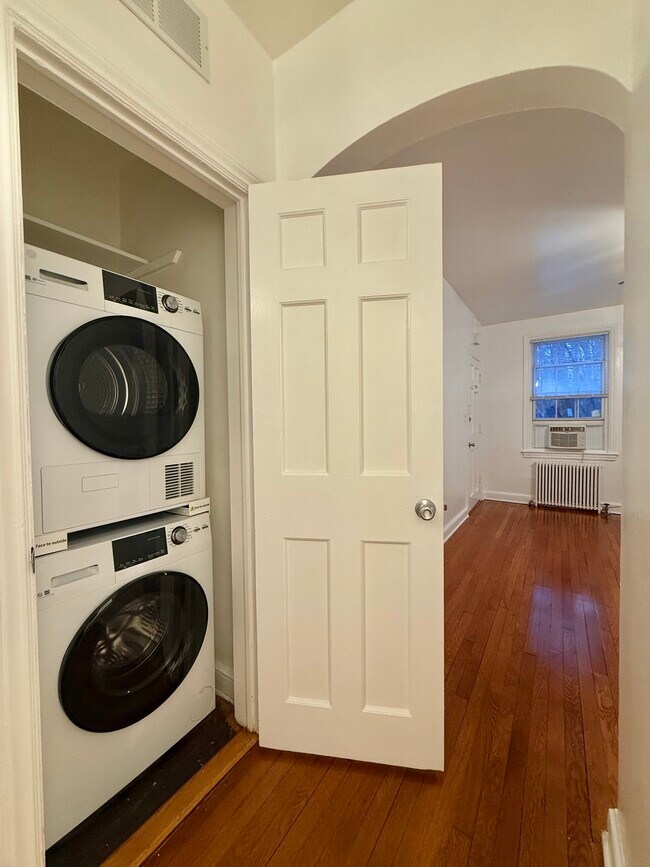 Foto del edificio - 4034 Calvert St NW