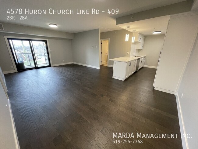 Photo du bâtiment - LUXURY 2 BED/ 2 BATH CONDO W/ BALCONY ON HURON CHURCH + HYDRO & GAS!