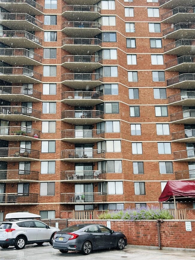 Foto del edificio - 1040 Harmon Cove Tower