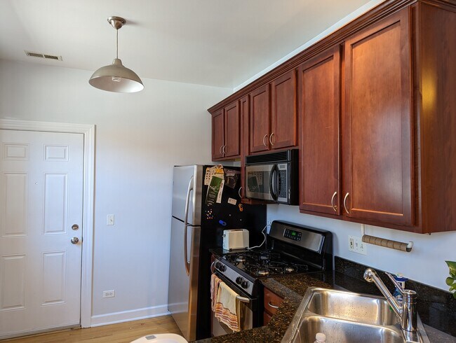 Foto del edificio - 534 W Belmont Ave