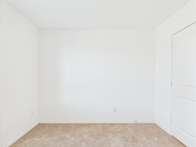 Building Photo - "Open-Concept Living in Fredericksburg"
