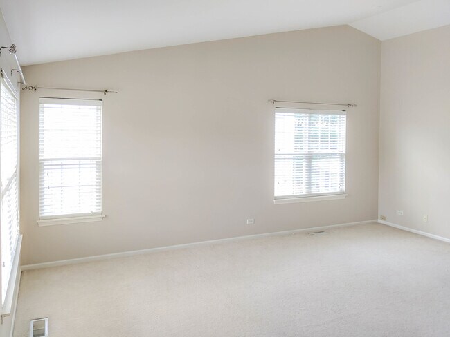 Building Photo - 2449 Oneida Ln