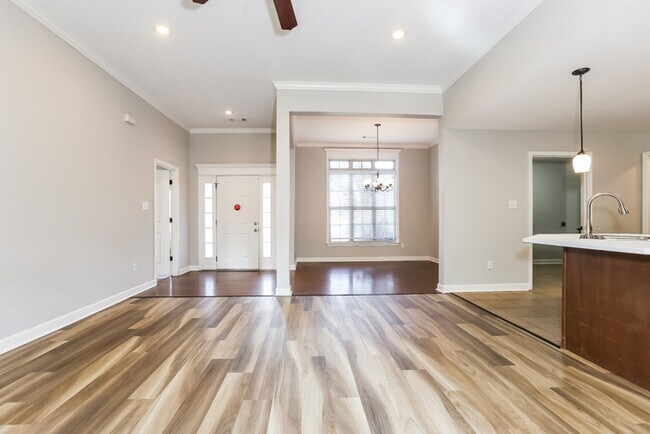Building Photo - Beautiful Benton 3 Bedroom