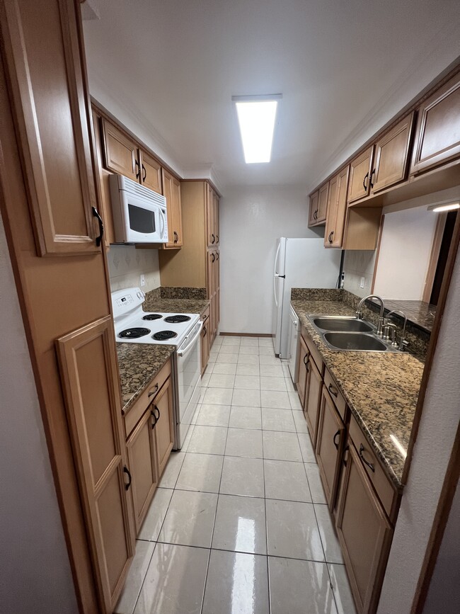 Kitchen - 5334 Lindley Ave