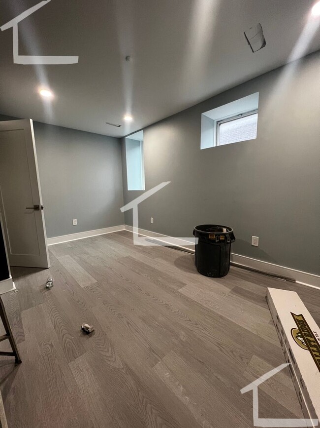 Building Photo - 3 Bedroom