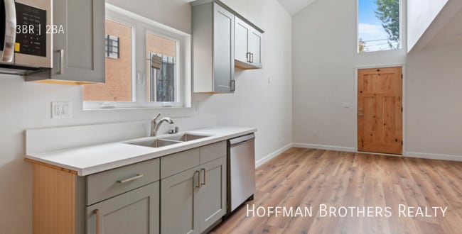 Building Photo - 5507 S Manhattan Pl