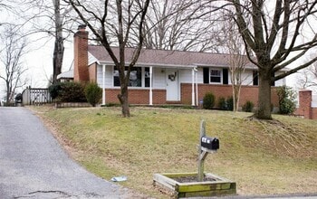 Building Photo - 207 Dawson Dr