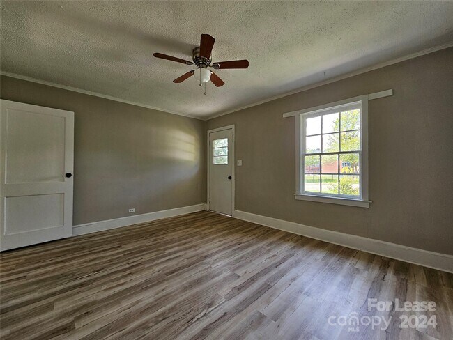 Building Photo - 930 Miller St