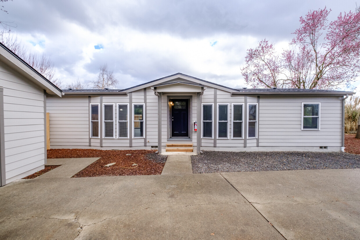 Primary Photo - 2670 Sunmeadow Ct NE
