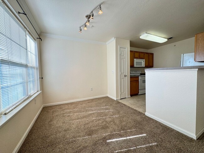 Building Photo - Nice 1  Bedroom Condo in South Ft. Collins