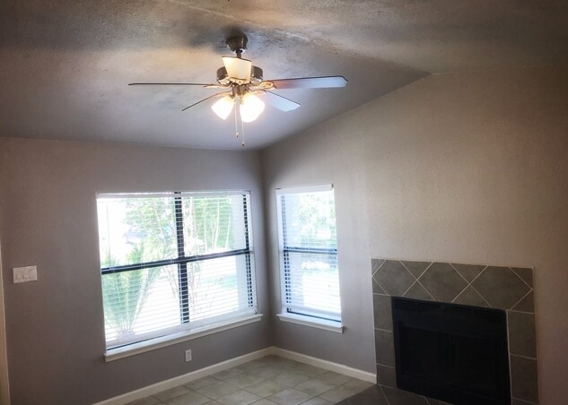Building Photo - 3bed/2bath Super Cute House for Rent! Avai...
